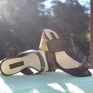 New Leather Sanctuary Elegant Bold Heel Sandals W/Toe Ring Design NWOT Size 8